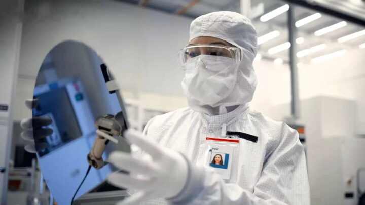 Intel Faces Chip Manufacturing Crisis: Is Partnering with TSMC the Solution?