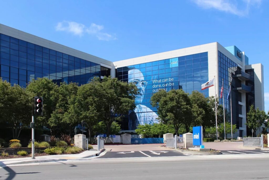 Intel Giao Quyền Marketing Cho Accenture: Cách Mạng Ai Và Làn Sóng Sa Thải Diện Rộng