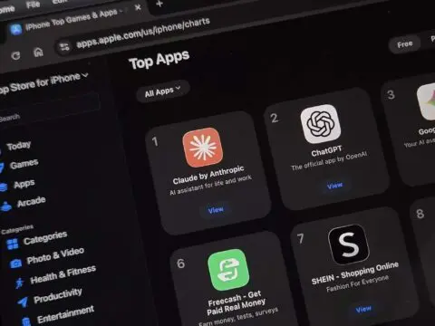 Claude soán ngôi ChatGPT dẫn đầu App Store nhờ drama quân sự