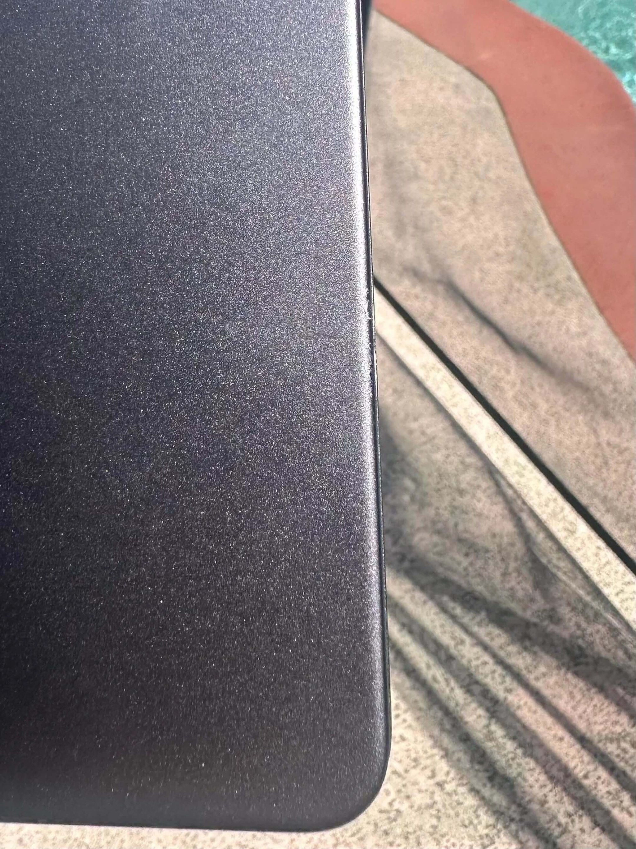 Macbook Pro Rơi Cầu Thang Nhưng Phần Vỏ Chỉ Hỏng Nhẹ