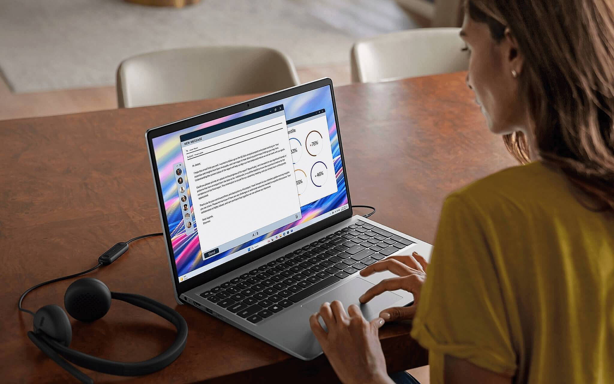 Người Dùng Đeo Tai Nghe Làm Việc Trên Laptop Tại Bàn Gỗ, Bối Cảnh Phát Trực Tiếp Tại Nhà